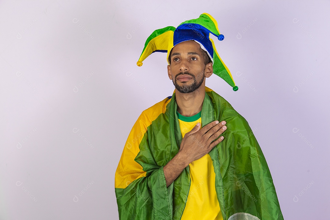 Homem jovem torcedor usando camiseta de time brasileiro seleção brasileira