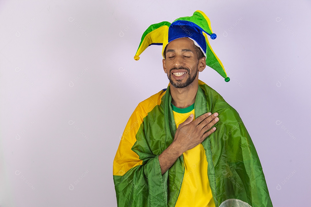 Homem jovem torcedor usando camiseta de time brasileiro seleção brasileira