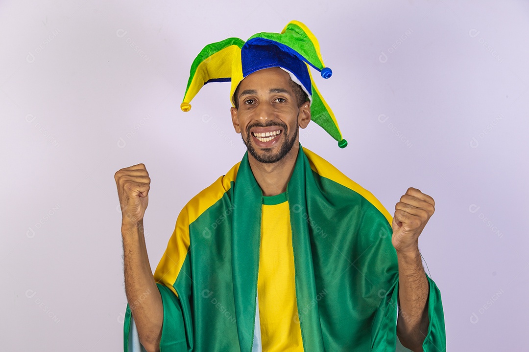 Homem jovem torcedor usando camiseta de time brasileiro seleção brasileira