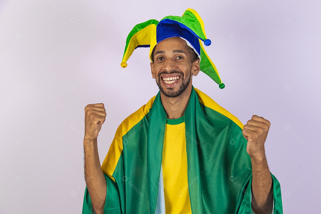 Homem jovem torcedor usando camiseta de time brasileiro seleção brasileira