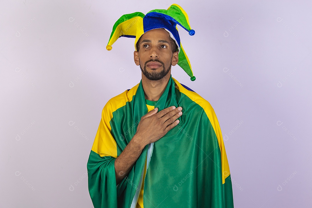 Homem jovem torcedor usando camiseta de time brasileiro seleção brasileira