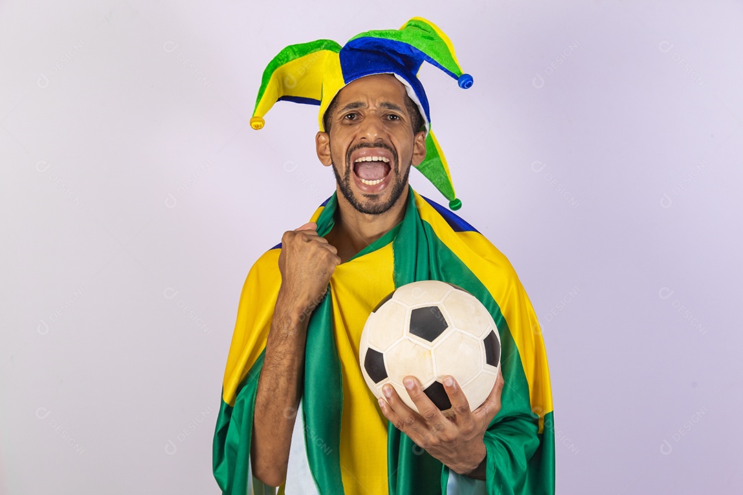 Homem jovem torcedor usando camiseta de time brasileiro seleção brasileira