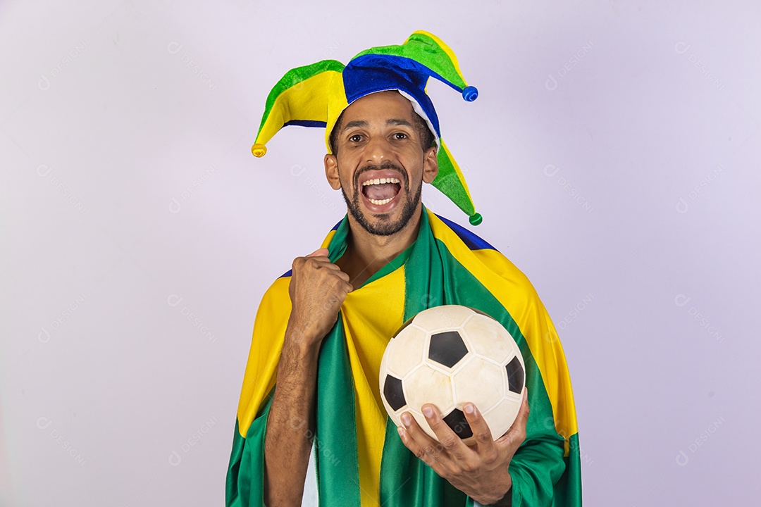 Homem jovem torcedor usando camiseta de time brasileiro seleção brasileira