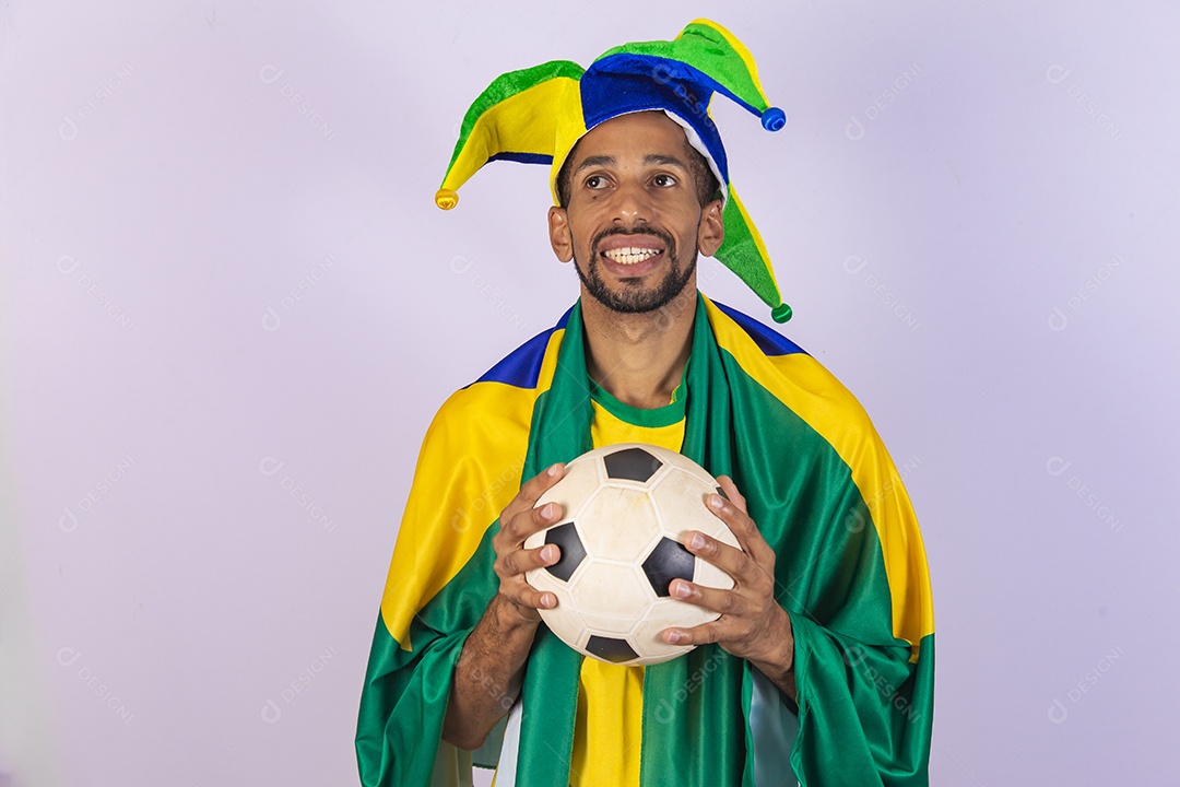 Homem jovem torcedor usando camiseta de time brasileiro seleção brasileira