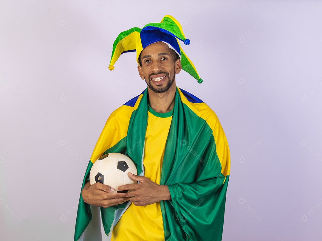 Homem jovem torcedor usando camiseta de time brasileiro seleção brasileira