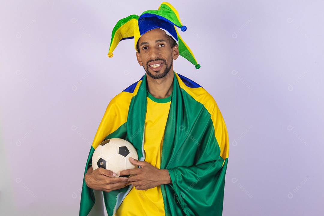Homem jovem torcedor usando camiseta de time brasileiro seleção brasileira