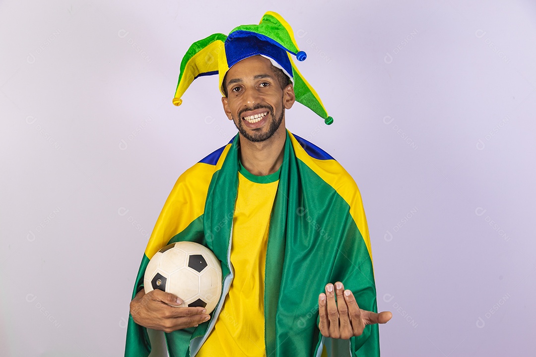 Homem jovem torcedor usando camiseta de time brasileiro seleção brasileira