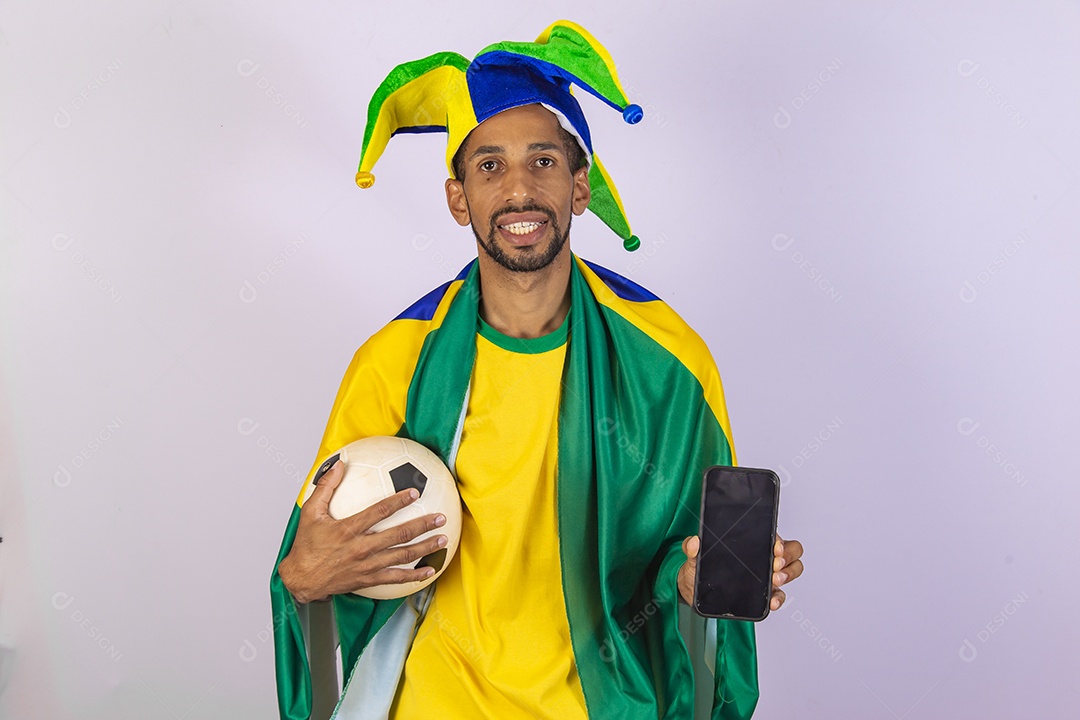 Homem jovem torcedor usando camiseta de time brasileiro seleção brasileira
