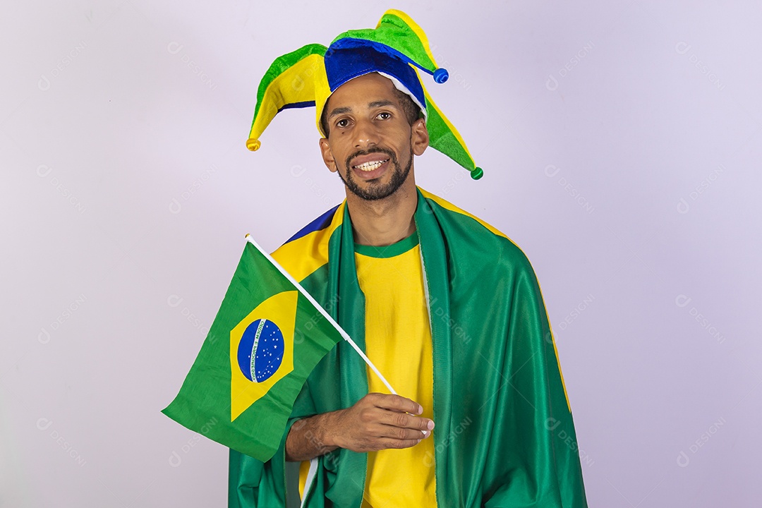 Homem brasileiro usando uma camiseta do Brasil e segurando um álbum da copa do mundo