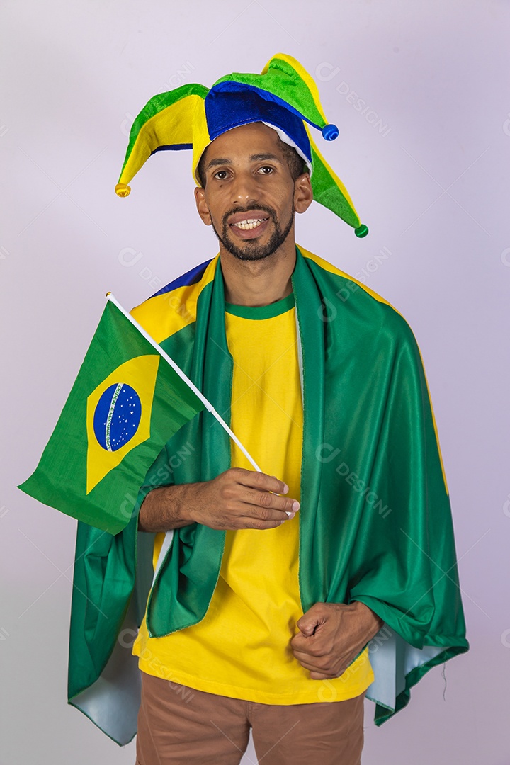 Homem jovem torcedor usando camiseta de time brasileiro seleção brasileira