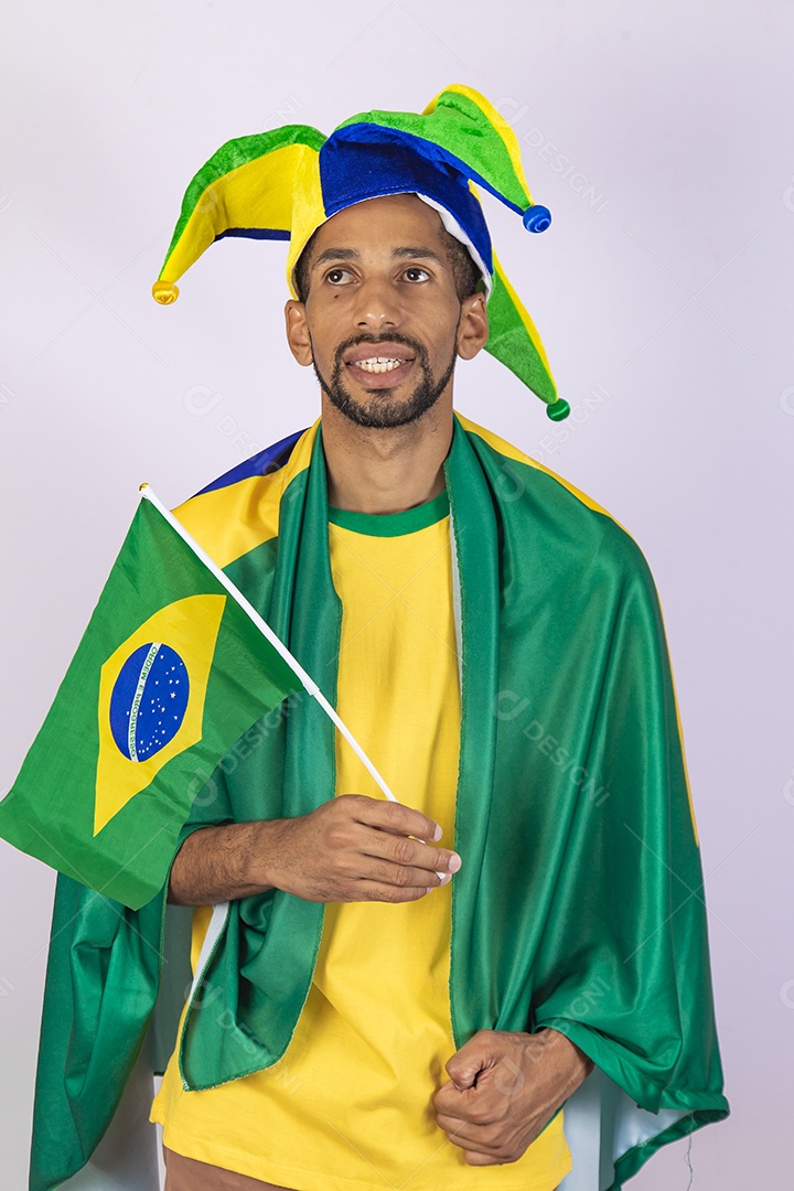 Homem jovem torcedor usando camiseta de time brasileiro seleção brasileira