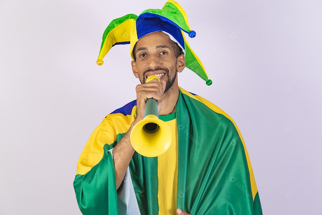 Homem jovem torcedor usando camiseta de time brasileiro seleção brasileira