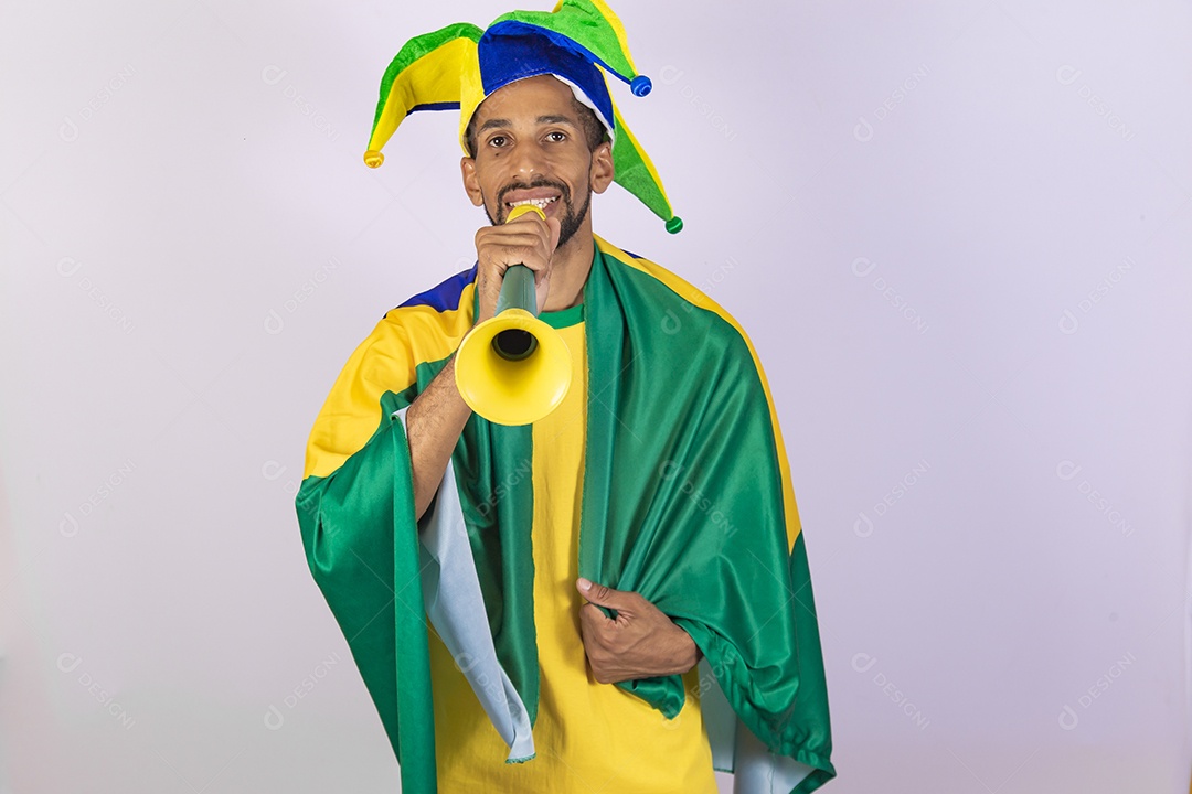 Homem jovem torcedor usando camiseta de time brasileiro seleção brasileira