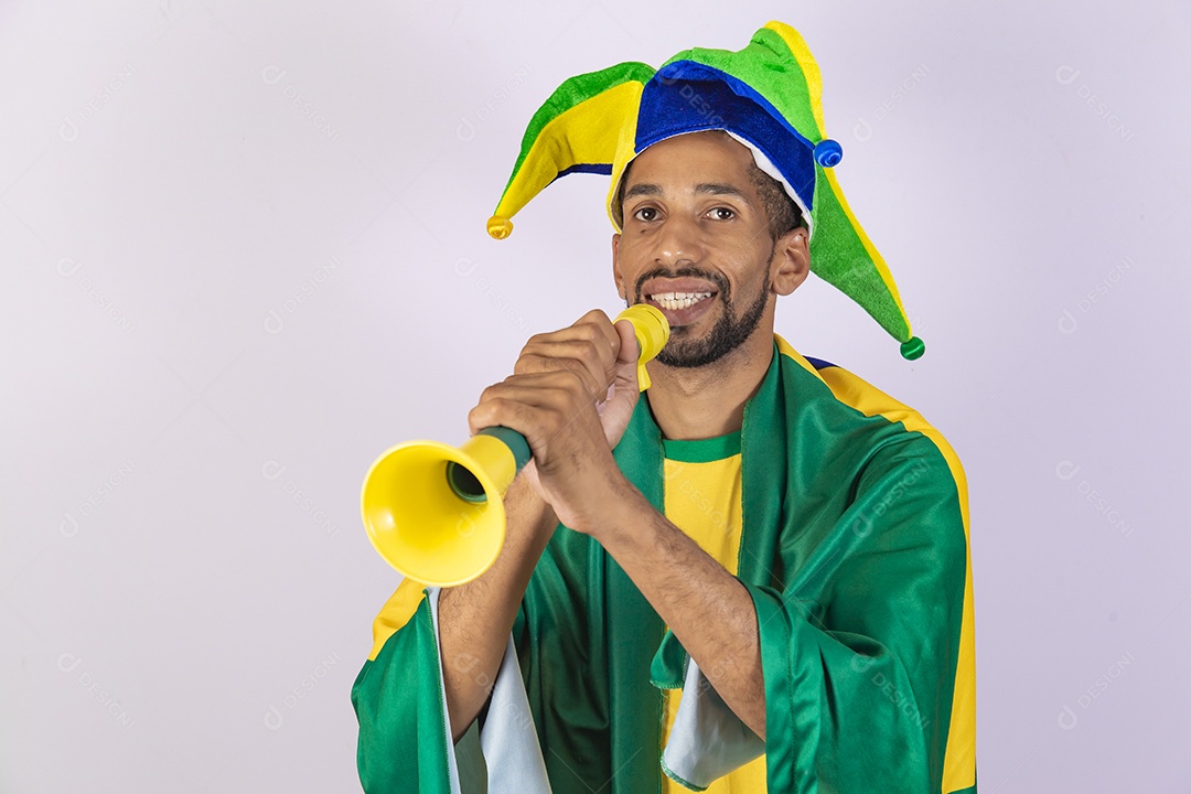 Homem jovem torcedor usando camiseta de time brasileiro seleção brasileira