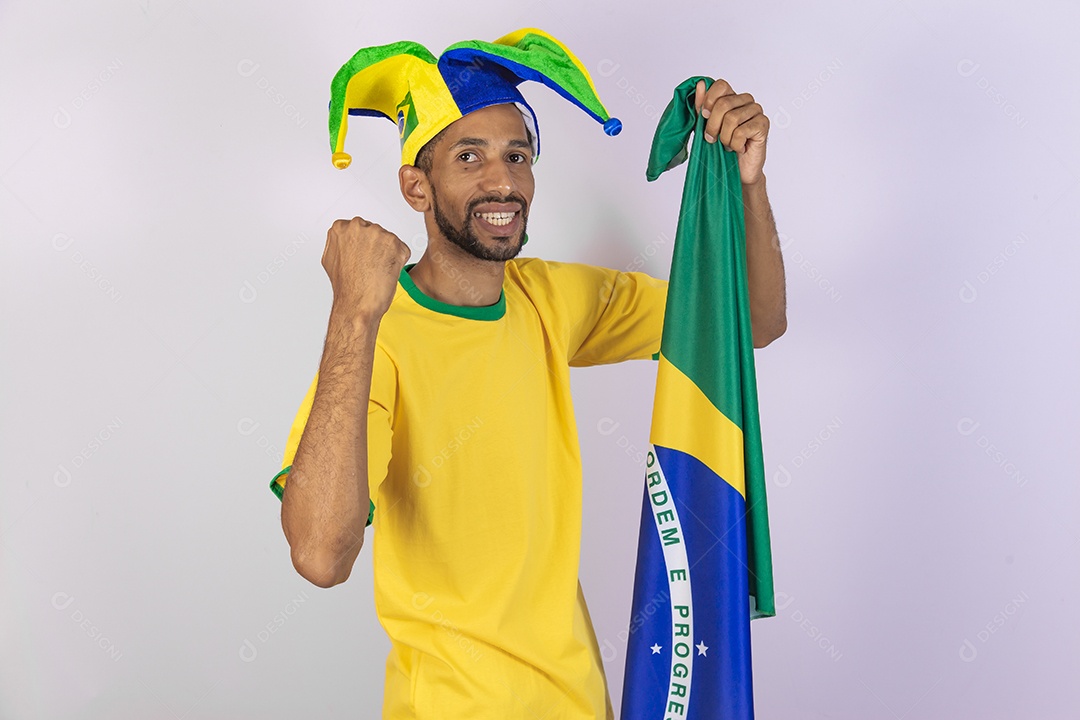 Homem jovem torcedor usando camiseta de time brasileiro seleção brasileira