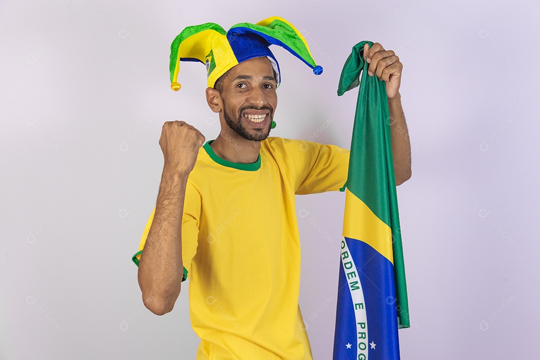 Homem jovem torcedor usando camiseta de time brasileiro seleção brasileira