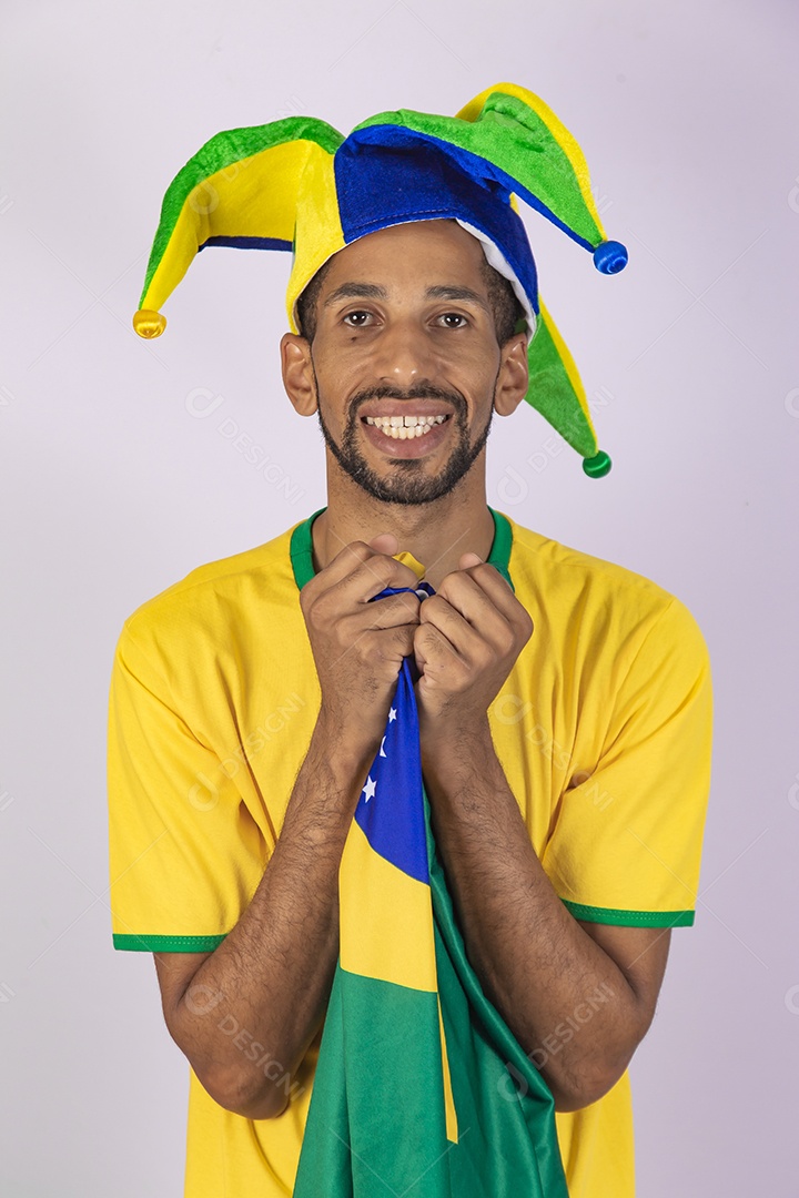 Homem jovem torcedor usando camiseta de time brasileiro seleção brasileira