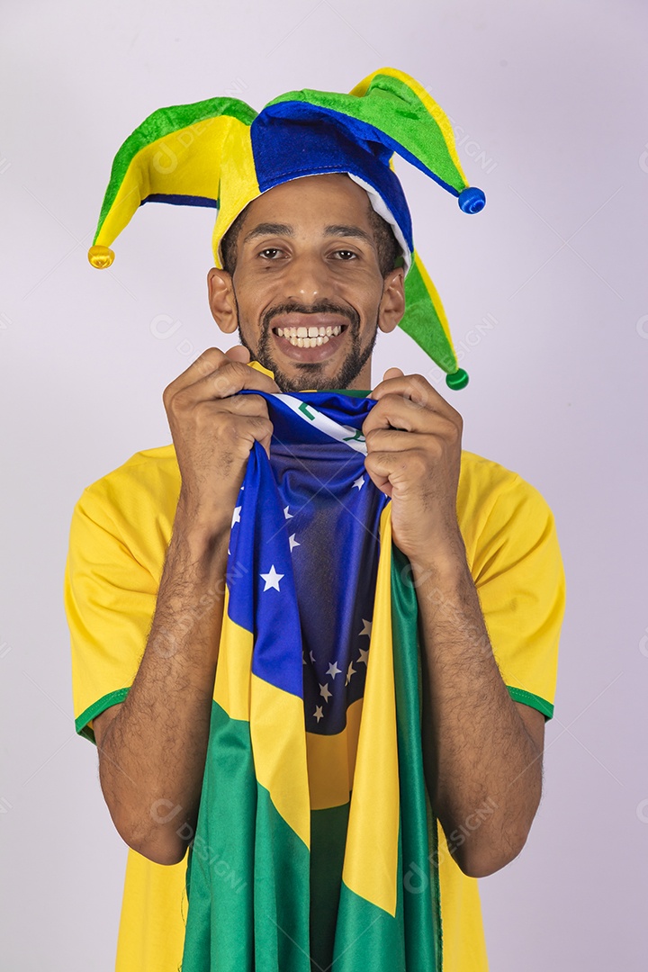 Homem jovem torcedor usando camiseta de time brasileiro seleção brasileira