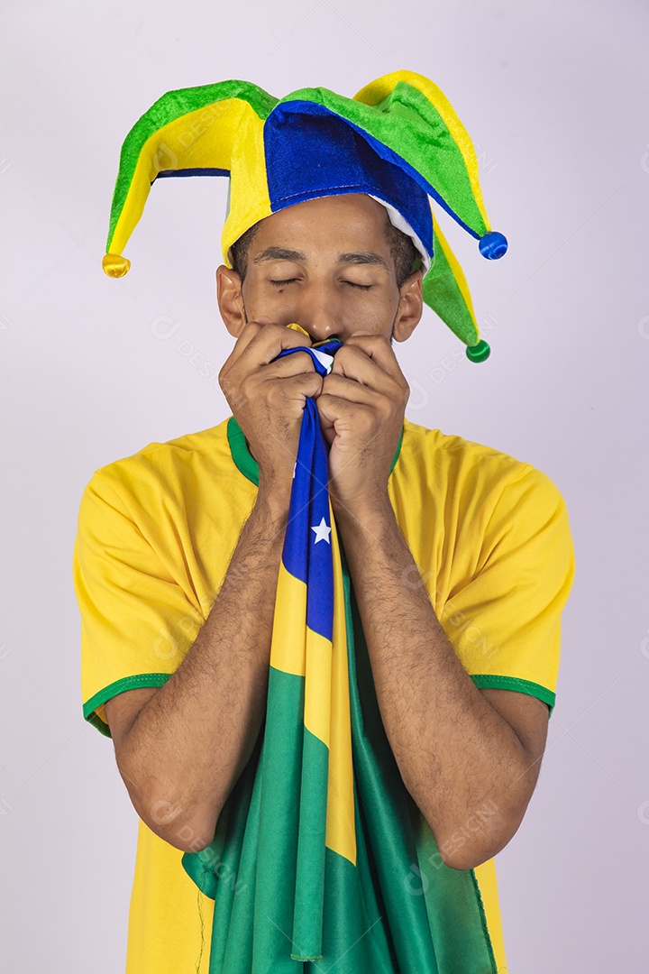 Homem jovem torcedor usando camiseta de time brasileiro seleção brasileira