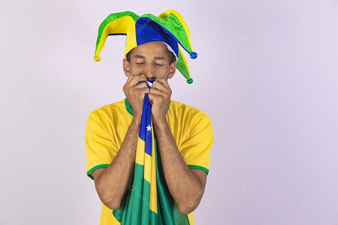Homem jovem torcedor usando camiseta de time brasileiro seleção brasileira