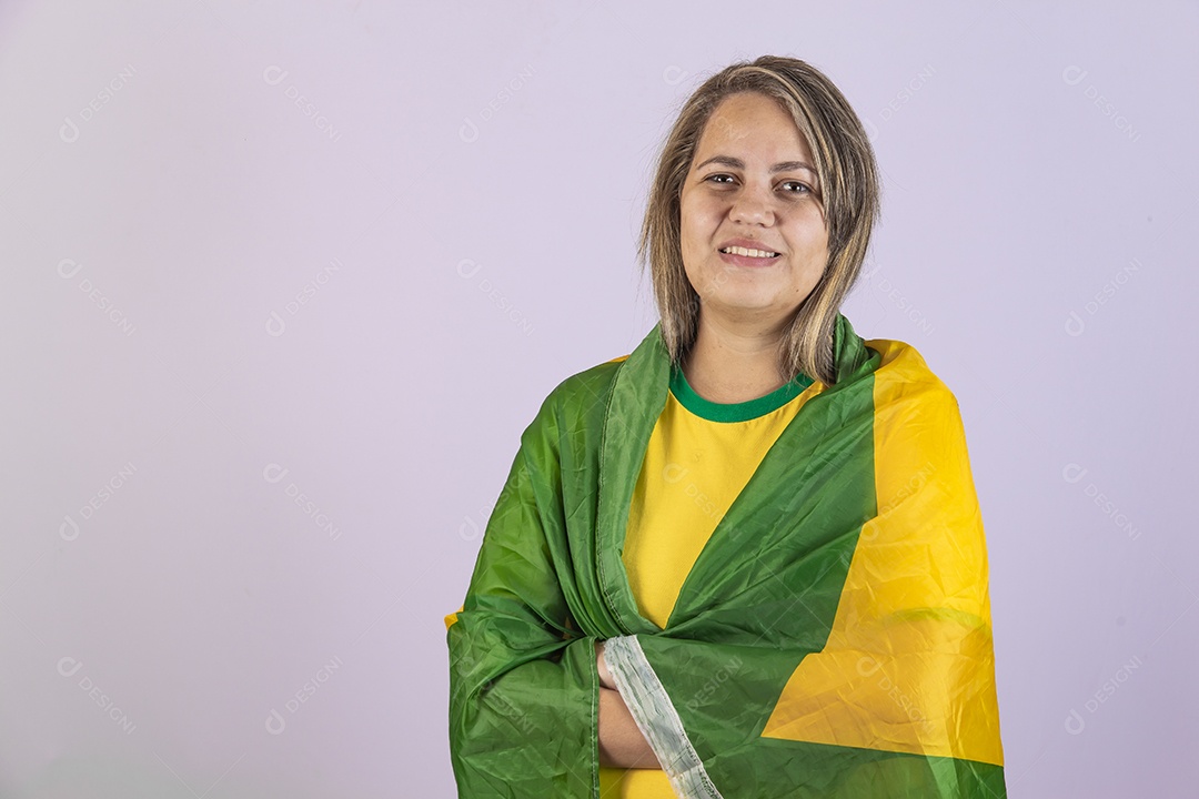 Linda mulher jovem torcedora brasileira usando camiseta brasil