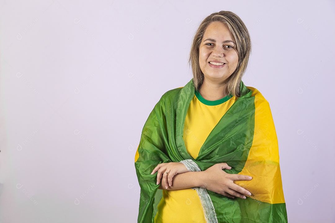 Linda mulher jovem torcedora brasileira usando camiseta brasil