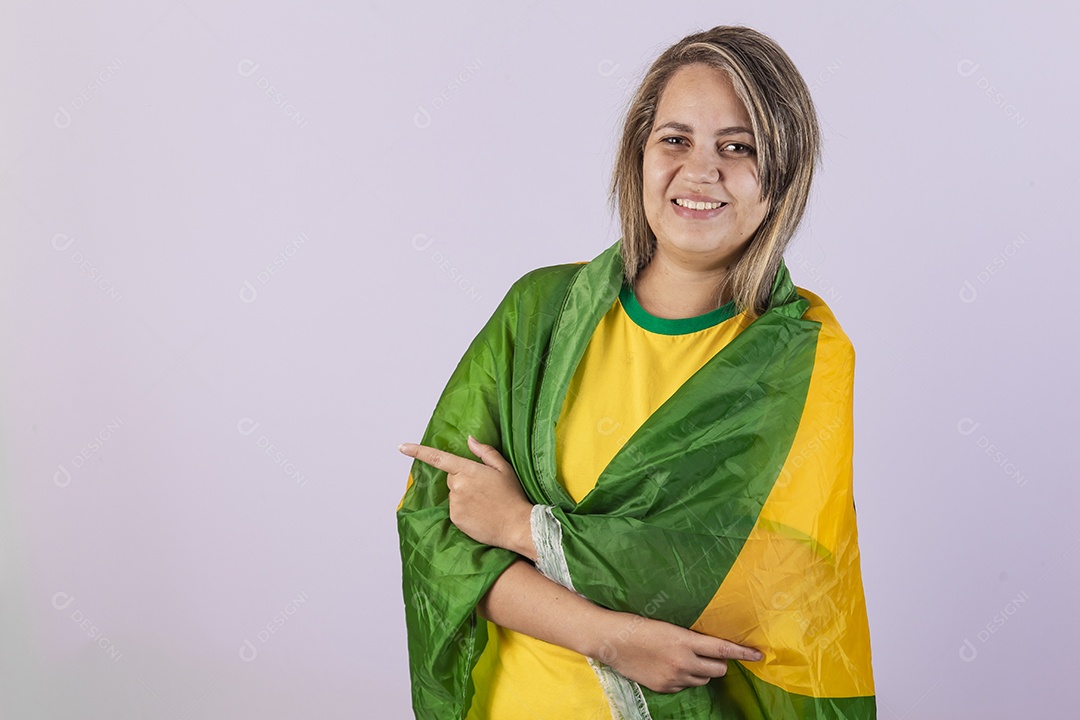 Linda mulher jovem torcedora brasileira usando camiseta brasil
