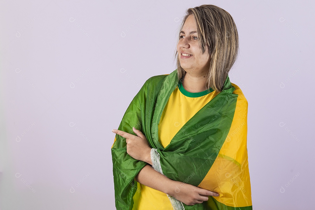 Linda mulher jovem torcedora brasileira usando camiseta brasil