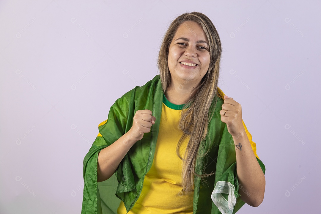 Linda mulher jovem torcedora brasileira usando camiseta brasil