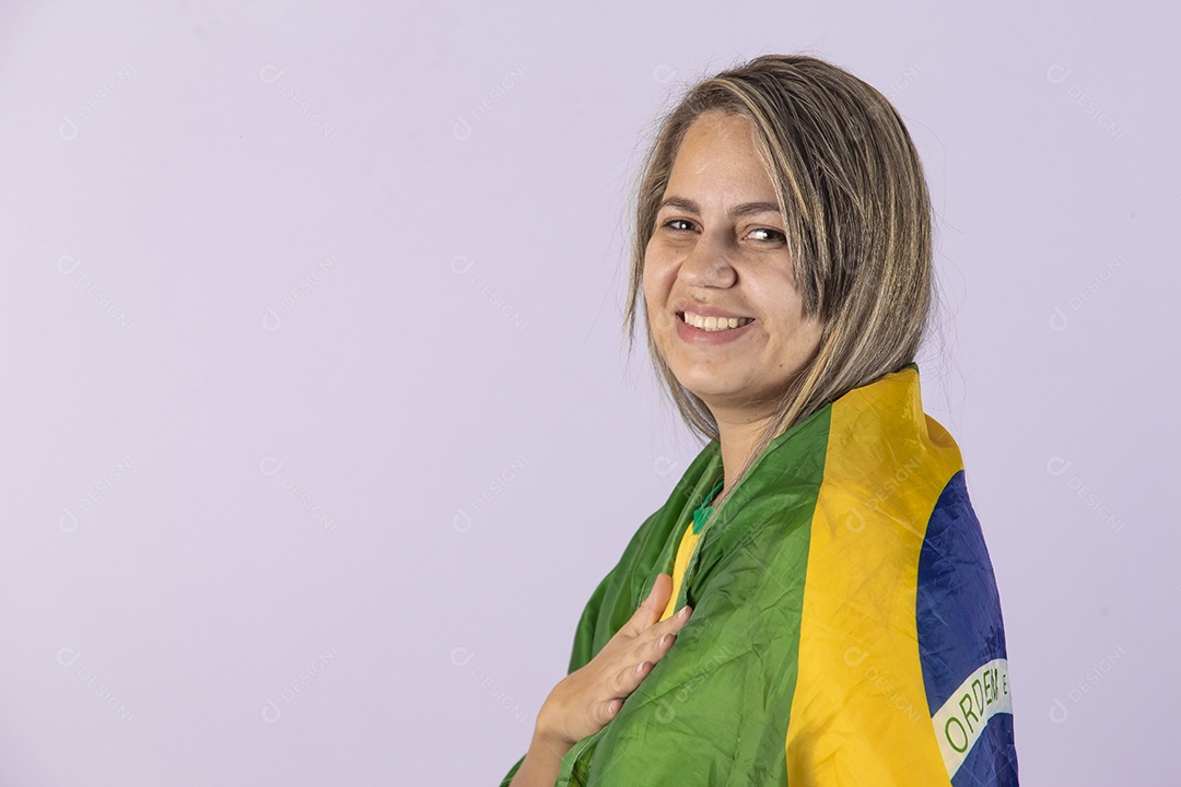 Linda mulher jovem torcedora brasileira usando camiseta brasil