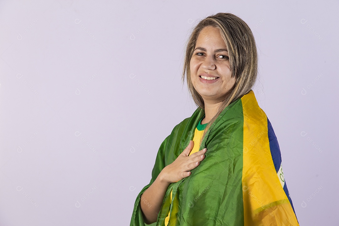 Linda mulher jovem torcedora brasileira usando camiseta brasil