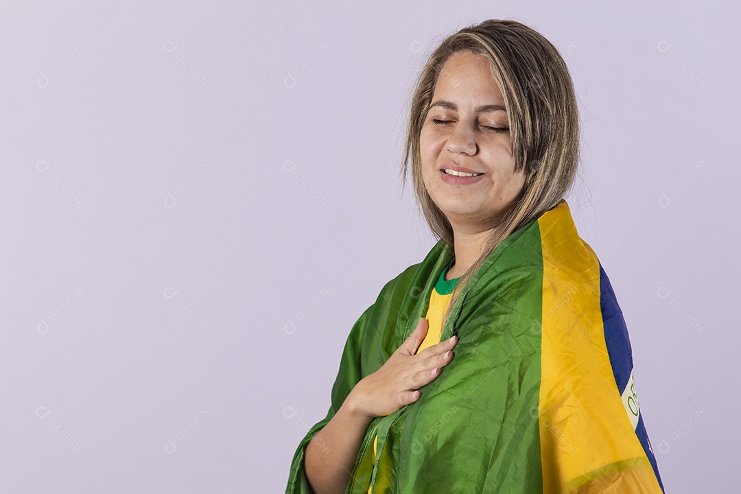 Linda mulher jovem torcedora brasileira usando camiseta brasil