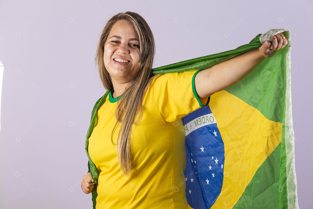 Linda mulher jovem torcedora brasileira usando camiseta brasil