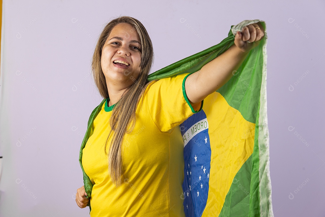 Linda mulher jovem torcedora brasileira usando camiseta brasil
