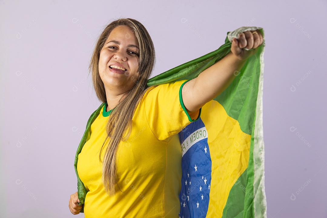 Linda mulher jovem torcedora brasileira usando camiseta brasil