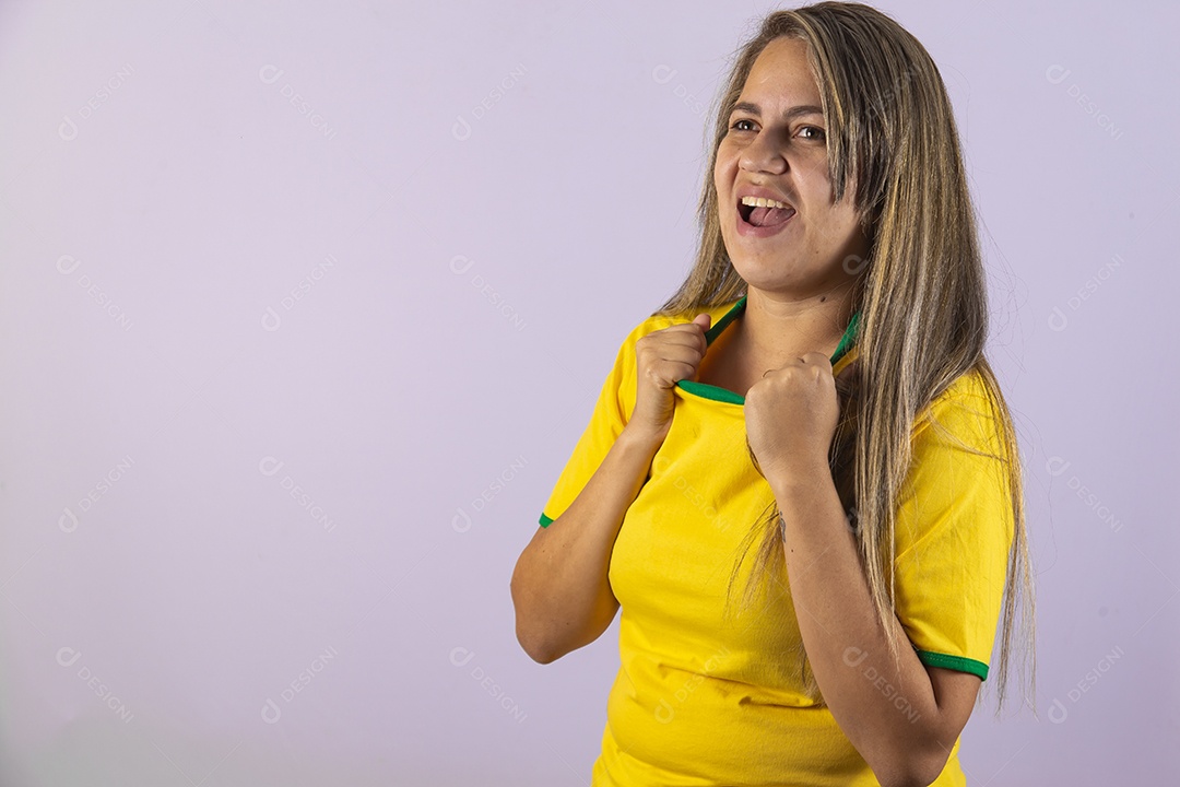 Linda mulher jovem torcedora brasileira usando camiseta brasil