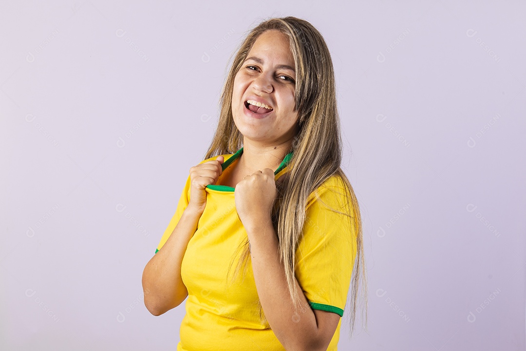 Linda mulher jovem torcedora brasileira usando camiseta brasil