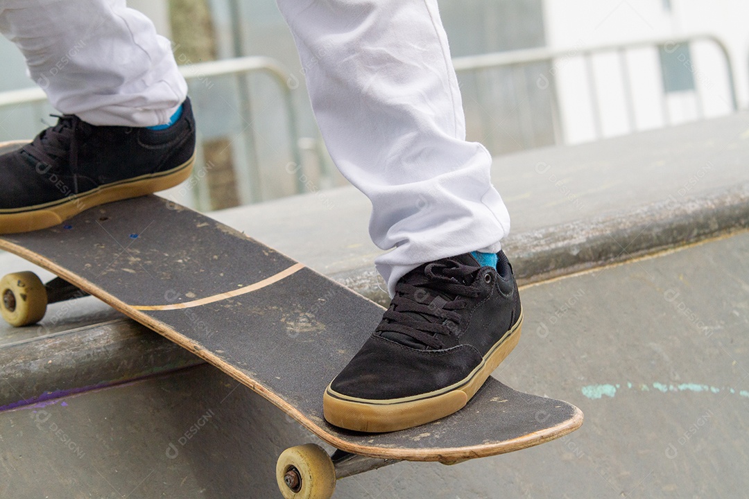 Garota andando de skate em uma pista de skate no Rio de Janeiro.