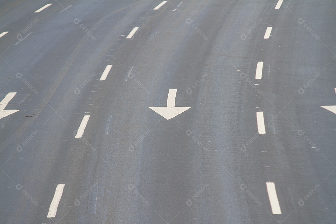 Setas de sinalização das pistas do aterro sanitário do flamengo.
