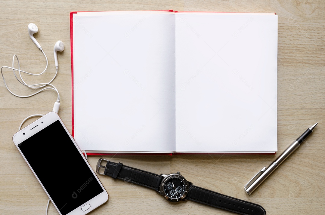 Caderno em branco com caneta sobre mesa de madeira Área de entrada de texto
