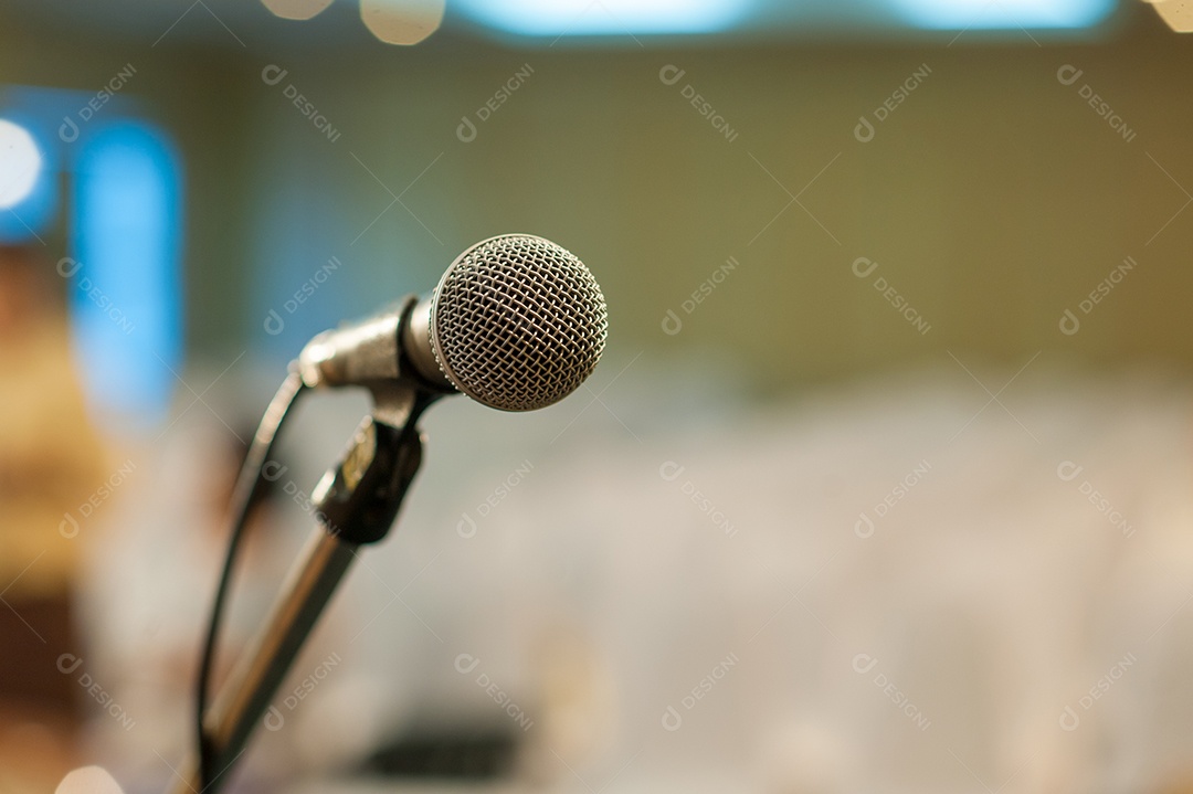 Microfone de comunicação no palco com fundo de auditório Palco de concerto