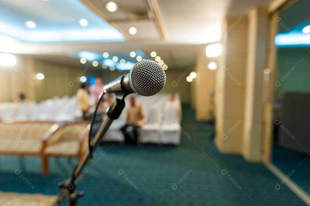 Microfone de comunicação no palco com fundo de auditório Palco de concerto