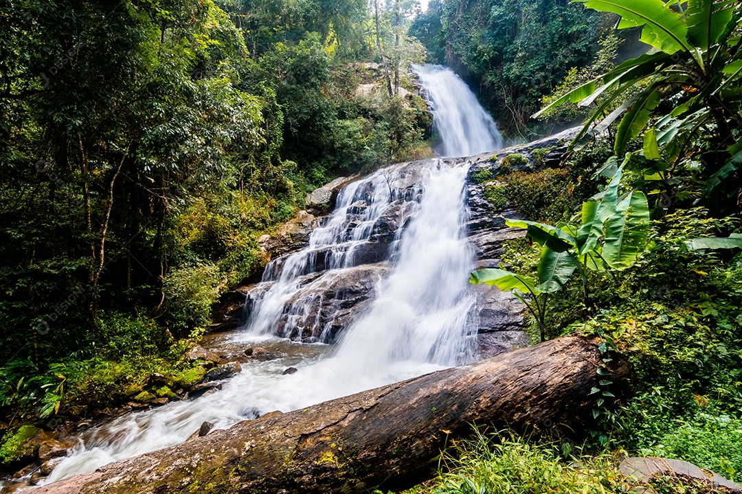 Bela cachoeira Huai Sai Lueang no Parque Nacional Inthanon, Chiang Mai, Tailândia