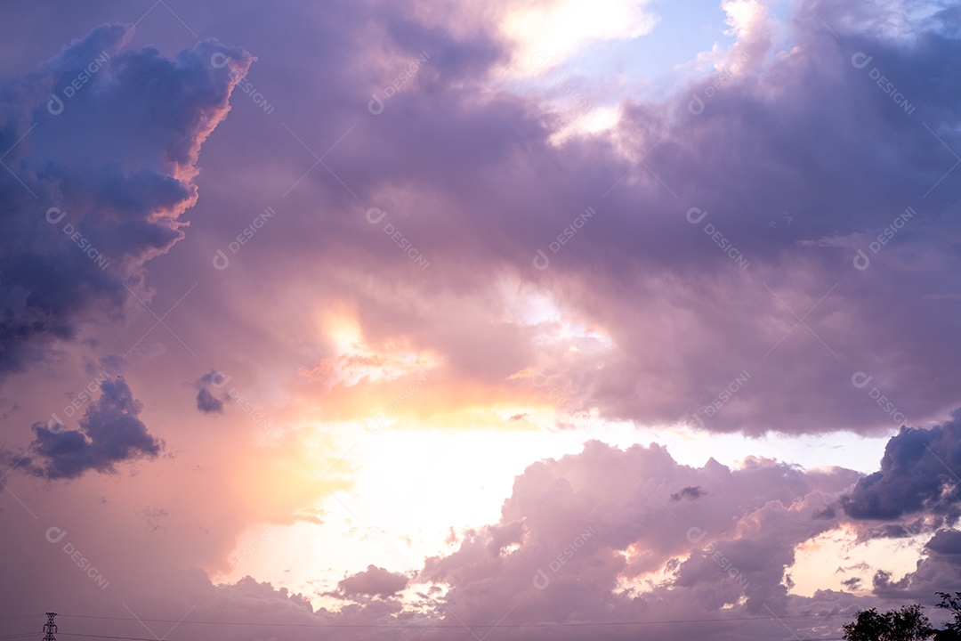 lindas nuvens de gradiente laranja e luz solar no céu azul perfeito para o fundo, pegue a noite, Crepúsculo