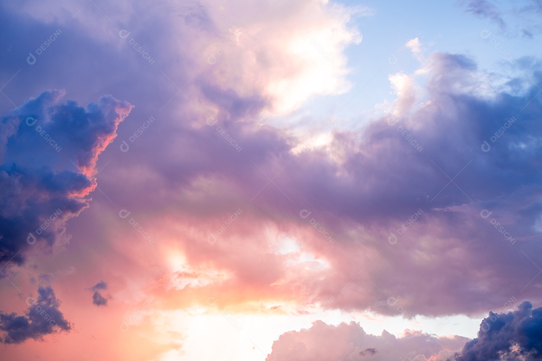lindas nuvens de gradiente laranja e luz solar no céu azul perfeito para o fundo, pegue a noite, Crepúsculo
