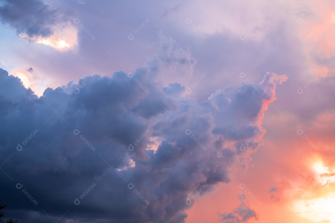 lindas nuvens de gradiente laranja e luz solar no céu azul perfeito para o fundo, pegue a noite, Crepúsculo