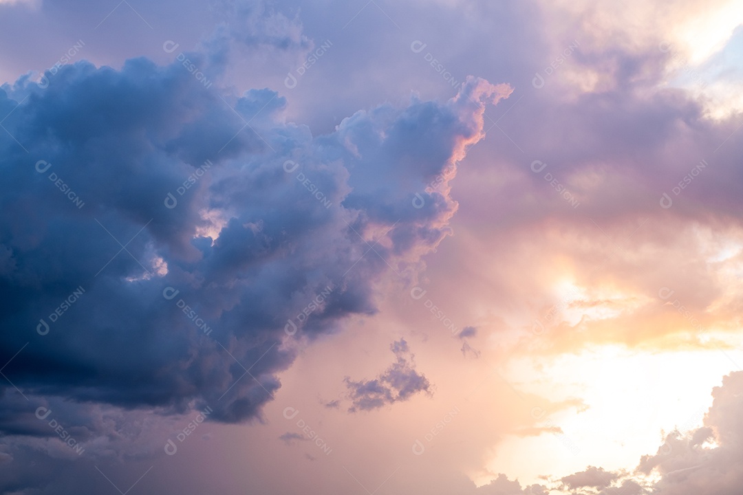 lindas nuvens de gradiente laranja e luz solar no céu azul perfeito para o fundo, pegue a noite, Crepúsculo