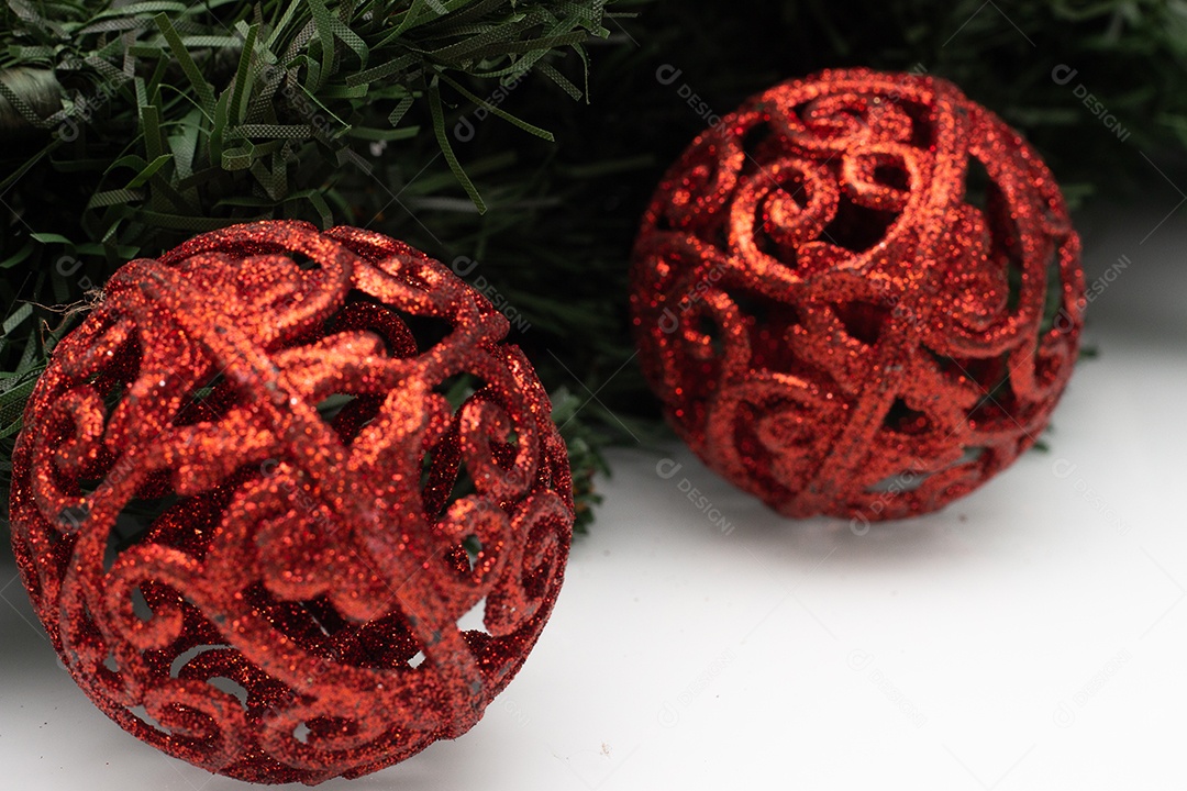 enfeites de natal vermelho em fundo branco