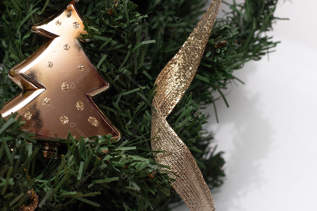 enfeites de natal dourados em fundo branco