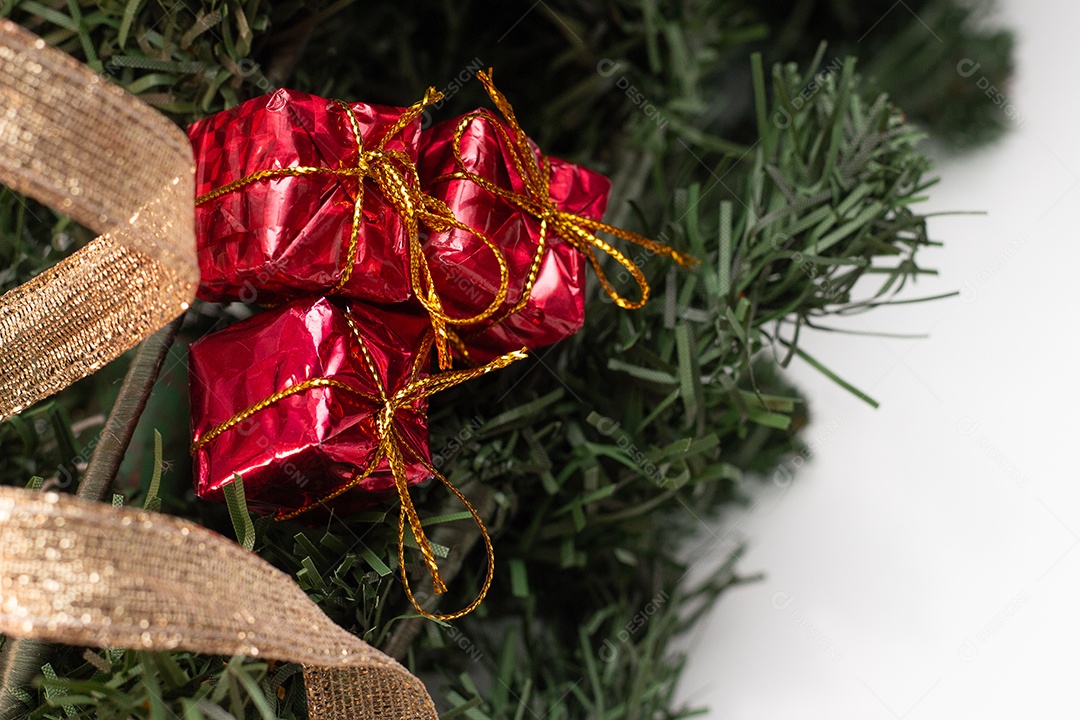 enfeites de natal dourados e vermelho em fundo branco